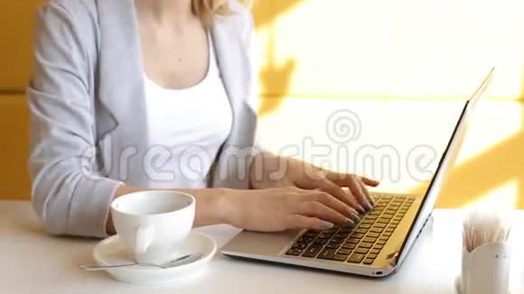 年轻女子打字手提电脑咖啡厅电脑视频的预览图