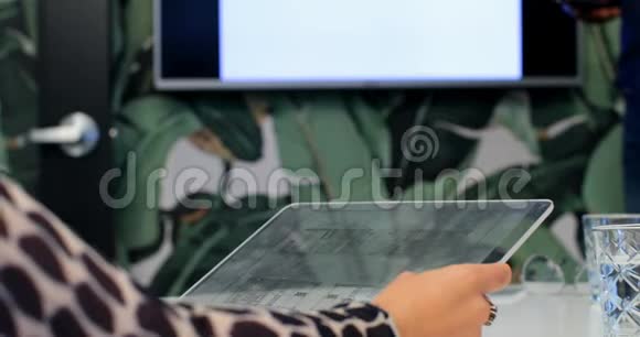 女性高管使用数码平板电脑4k视频的预览图