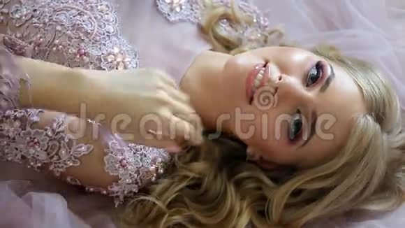 年轻的金发女郎莱西粉色礼服视频的预览图