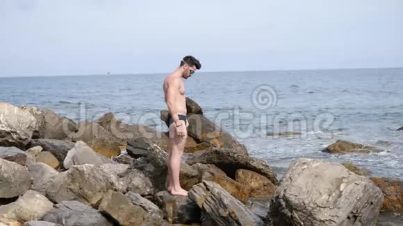 一个年轻人独自站在沙滩上视频的预览图