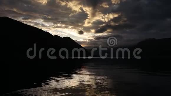 在山上日落黑山山脉日落苏视频的预览图