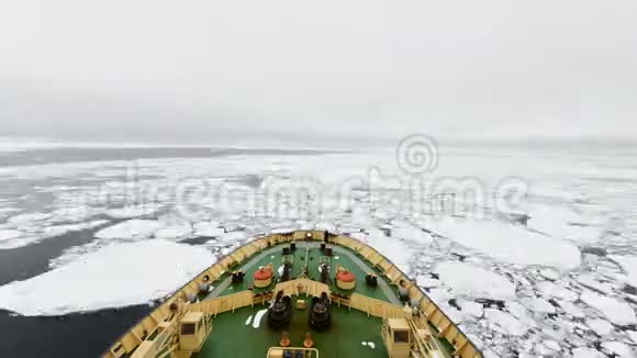 在冰上的破冰船上旅行南极洲视频的预览图