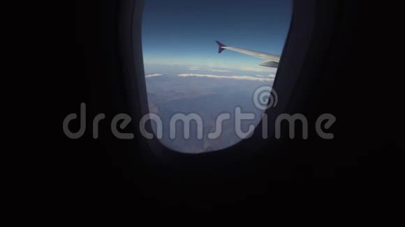 从山上的飞机窗口观看视频的预览图
