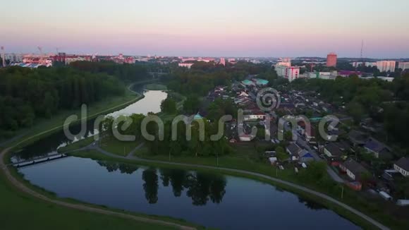 日出时维特布斯克市的维塔河视频的预览图