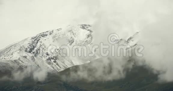 西藏积雪覆盖的大山上有4k片时移云团视频的预览图