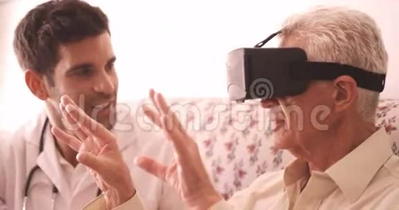 戴虚拟眼镜的老人视频的预览图