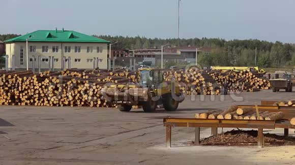 锯木厂锯木厂的重型机械锯木厂的现代机械视频的预览图