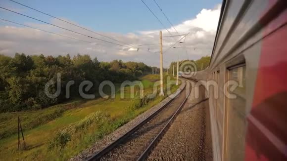 火车外的有轨电车在森林铁路附近的铁轨上行驶慢动作视频生活方式和火车视频的预览图