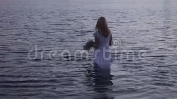 河岸上穿着白色裙子的年轻女孩视频的预览图