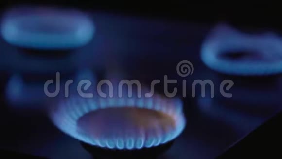 煤气炉上煤气炉里的火视频的预览图