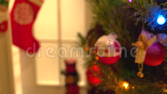 关闭装饰的新年或圣诞树视频的预览图