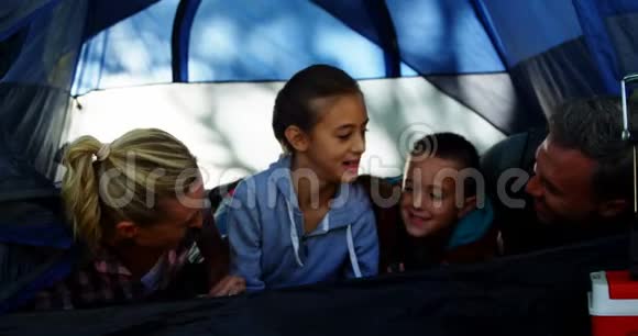 微笑的家人躺在帐篷里视频的预览图