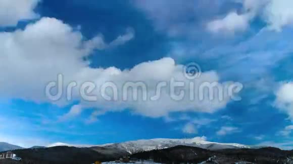 云彩在山上移动时间流逝4K视频的预览图