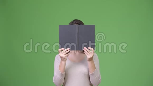 躲在书后面的年轻美女视频的预览图