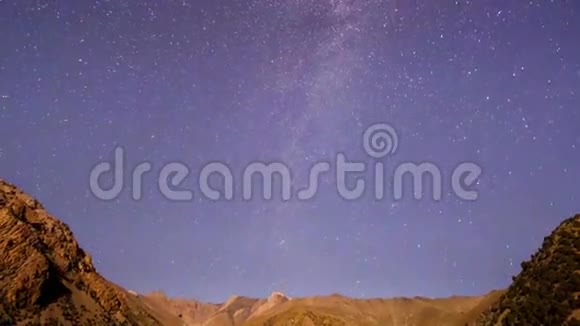 山脉中的银河系时间流逝4K视频的预览图