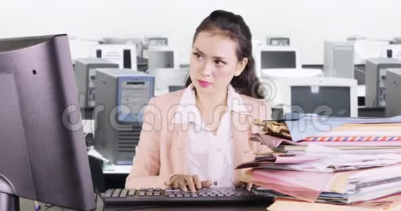 从事电脑和文件工作的女人视频的预览图