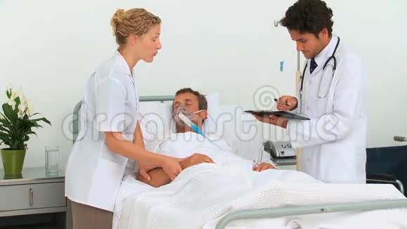 医生检查一个昏迷的人视频的预览图