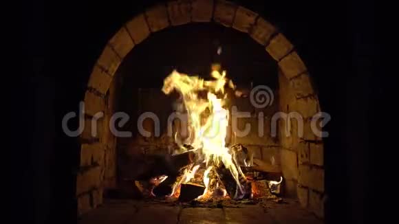 火炉烧在砖炉里取暖视频的预览图