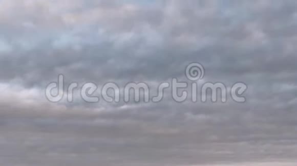 春天的开始云在田野上飘浮视频的预览图