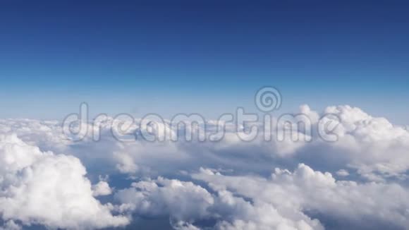 中途航班美国2019年4月19日在飞往美国拉斯维加斯的商业航班上飞越白云的景色与翼视频的预览图