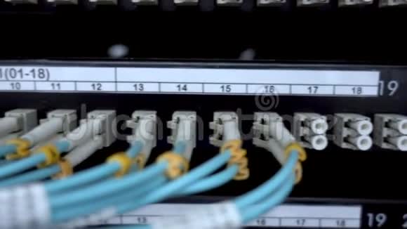 光纤服务器计算机在一个机架在大数据中心视频的预览图