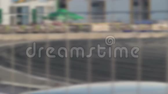 在沥青跑道上漂流赛车很多烟布鲁尔视频的预览图