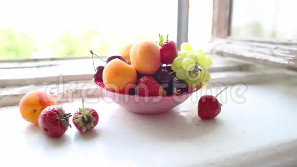 窗台上不同的夏日水果视频的预览图