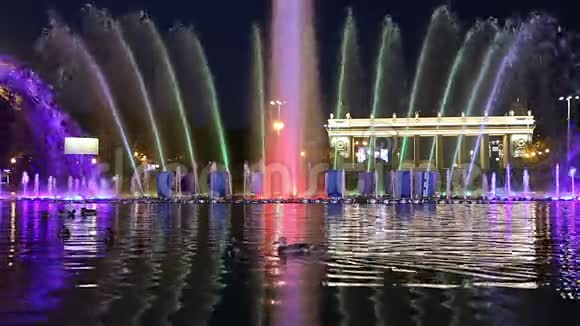俄罗斯莫斯科高尔基公园跳舞喷泉的多彩灯光视频的预览图