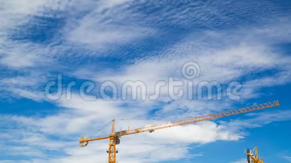 建筑起重机和蓝天建筑行业工人视频的预览图
