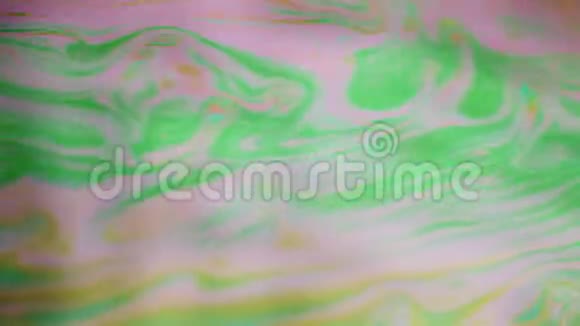彩色肥皂泡运动表面的迷幻背景视频的预览图
