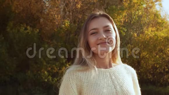微笑的年轻女子在秋天享受大自然视频的预览图