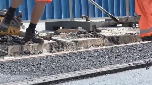 工人修建沥青公路和铁路视频的预览图