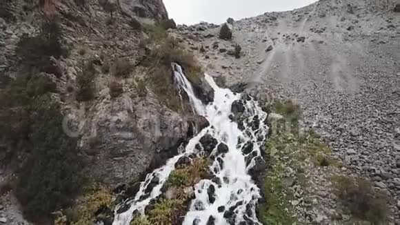 伊斯坎德卢湖从海拔3000米最近的山顶捕获视频的预览图
