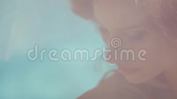 泳池边女孩漂亮的脸视频的预览图