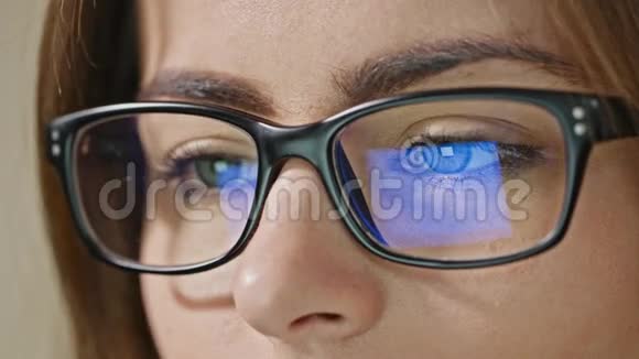 女人眼睛戴眼镜视频的预览图