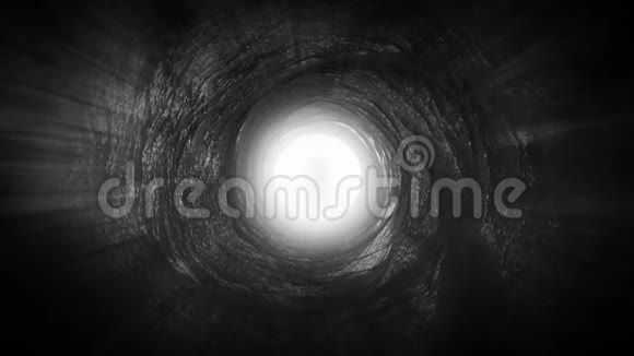 隧道尽头的光明之旅光中人的剪影视频的预览图