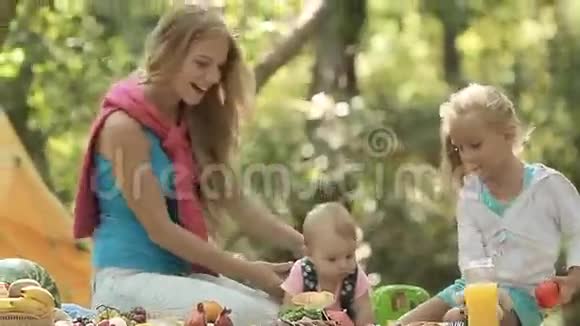 年轻的妈妈和小女儿一起玩视频的预览图