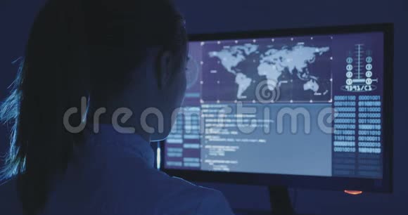 数据中心一台电脑上年轻女性程序员的画像视频的预览图
