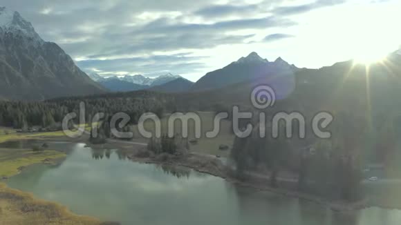 日落时俯瞰山脉视频的预览图