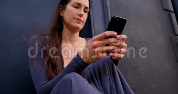 漂亮的女人用手机4k视频的预览图