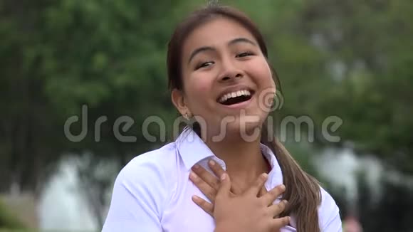快乐兴奋的秘鲁女青少年视频的预览图