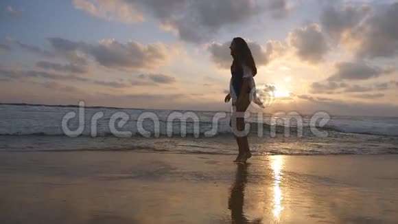 年轻漂亮的女孩在海边享受生活和乐趣快乐的女人在海滩上散步和玩耍视频的预览图