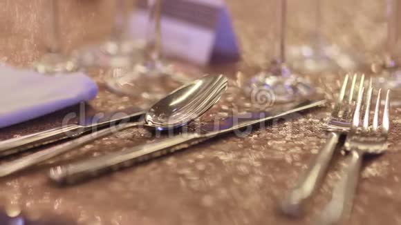 结婚晚餐的装饰桌视频的预览图