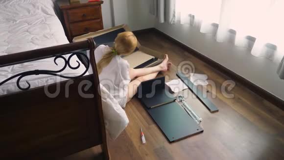 家庭主妇在家里组装家具使用手工工具组装电脑桌视频的预览图