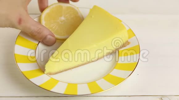 奶酪蛋糕加柠檬在盘子里视频的预览图