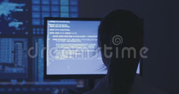 年轻女性黑客程序员在数据中心的电脑上工作的画像视频的预览图
