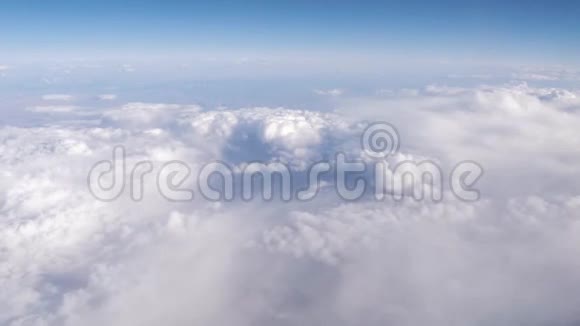 中途航班美国2019年4月19日在飞往美国拉斯维加斯的商业航班上飞越白云的景色与翼视频的预览图