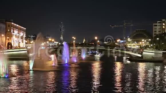 排水渠上的喷泉Bolotnaya银行和KadashevskayaNaberezhnaya银行莫斯科俄罗斯视频的预览图