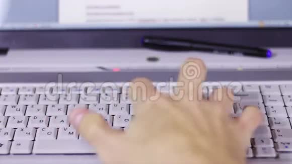 电脑手提键盘输入键盘文字视频的预览图