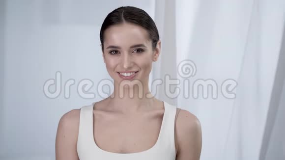 肖像美丽的微笑女人与自然化妆视频的预览图
